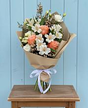Букет цветов из:  Альстромерии, Лизиантусы, Розы и Хризантемы в Стерлибашево