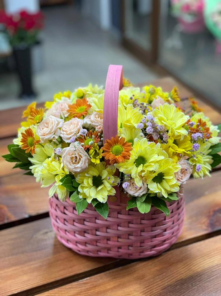 Цветочная композиция из Хризантемы и Розы в корзине в Стерлибашево